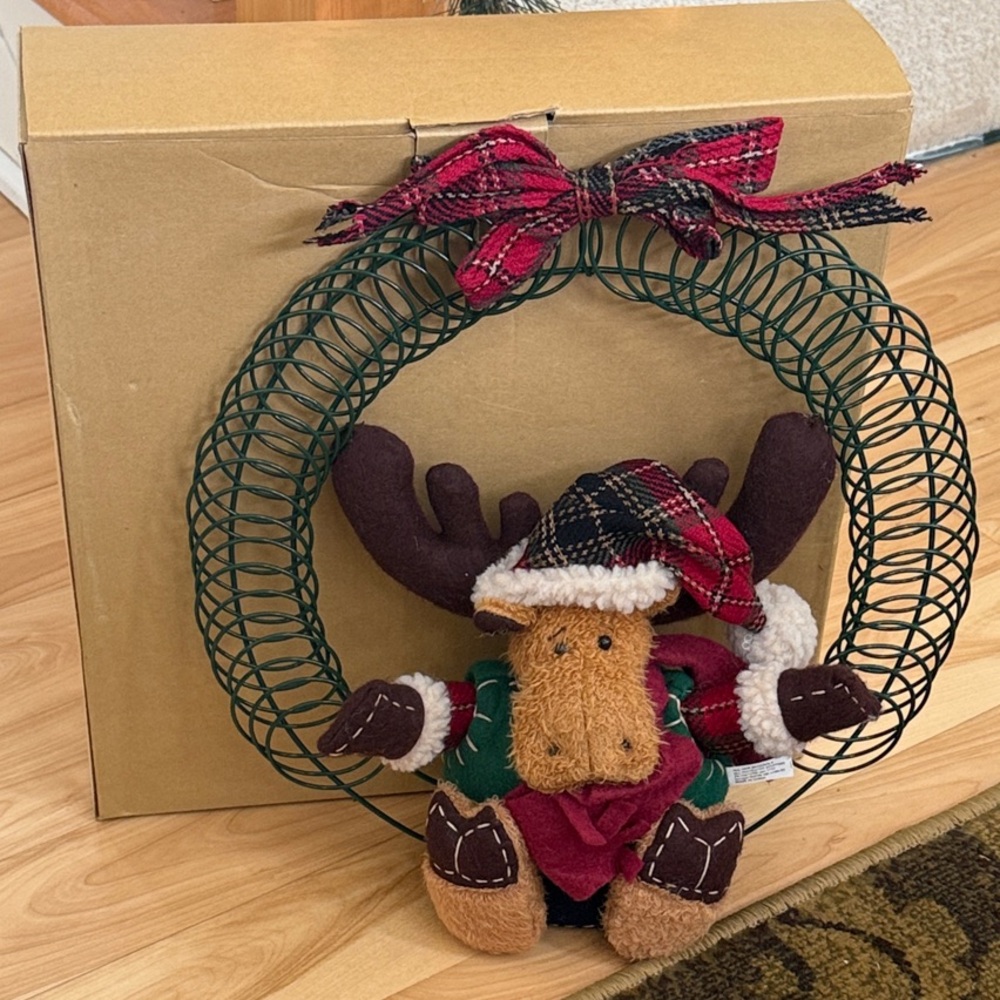Plaid Moose Holiday Wreath Cardholder